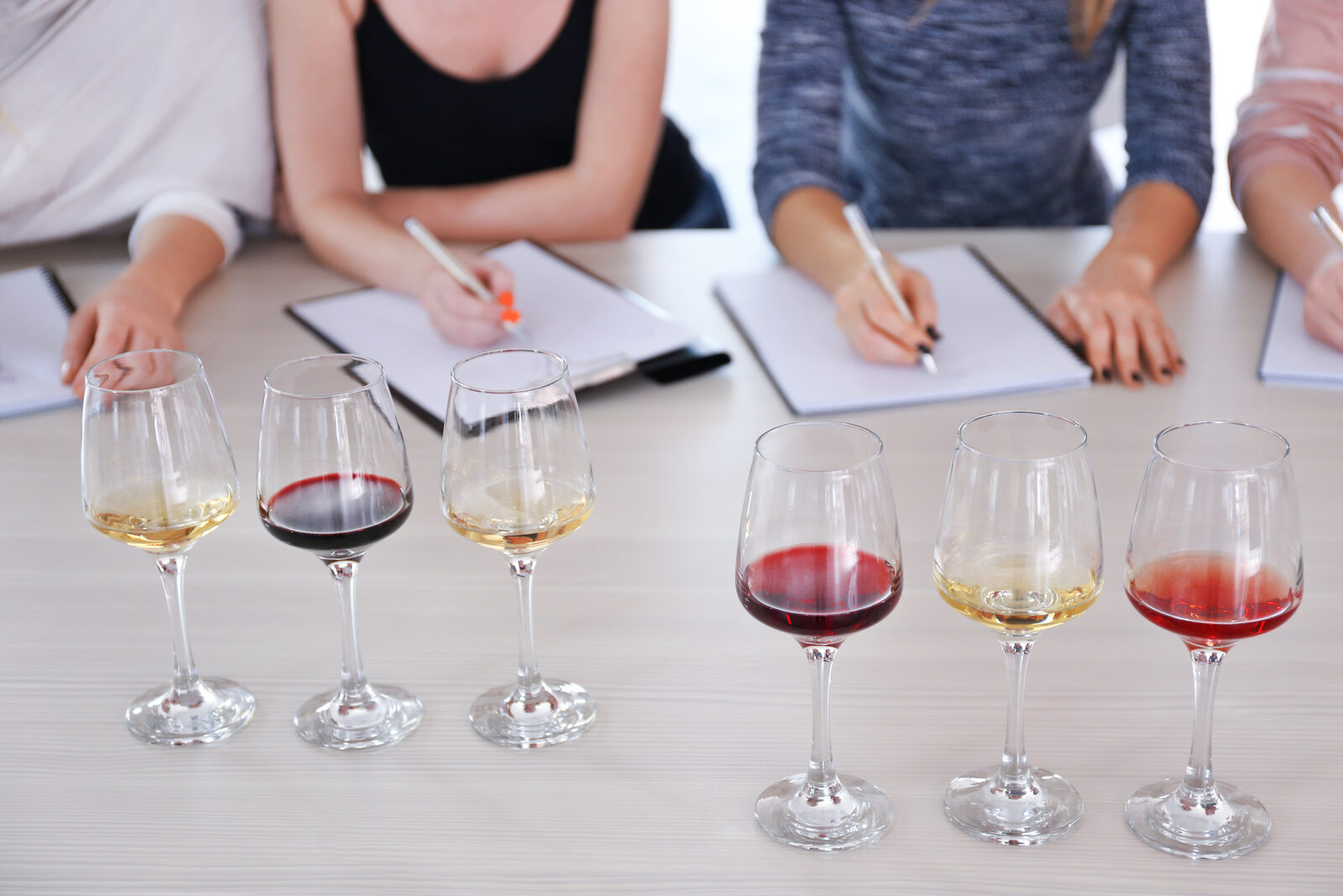 Fila de copas para cata de vinos