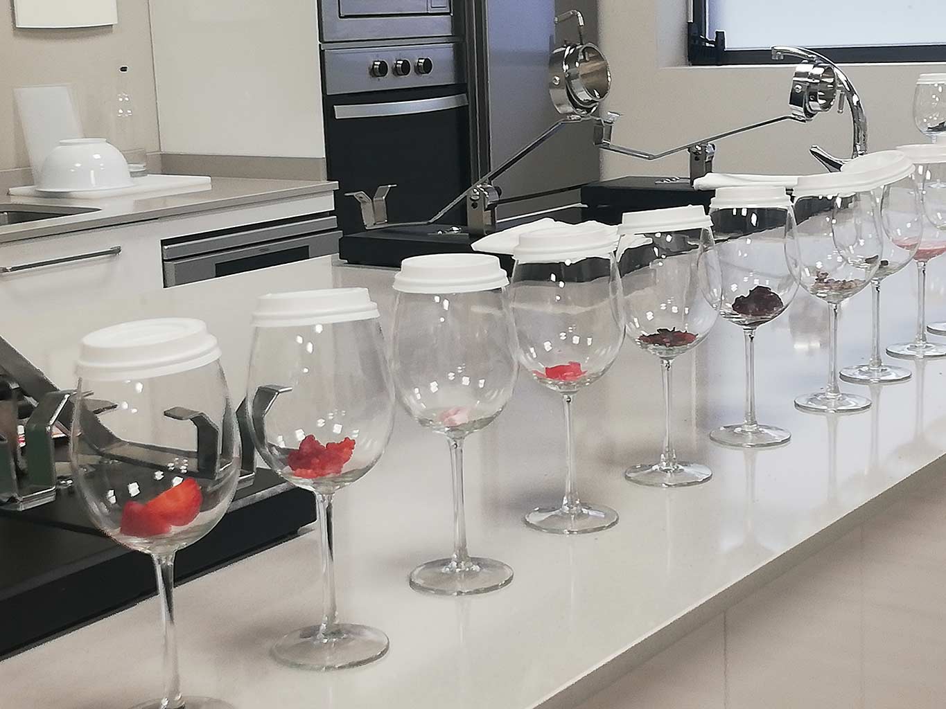 Sommelier evaluando copa de vino tinto