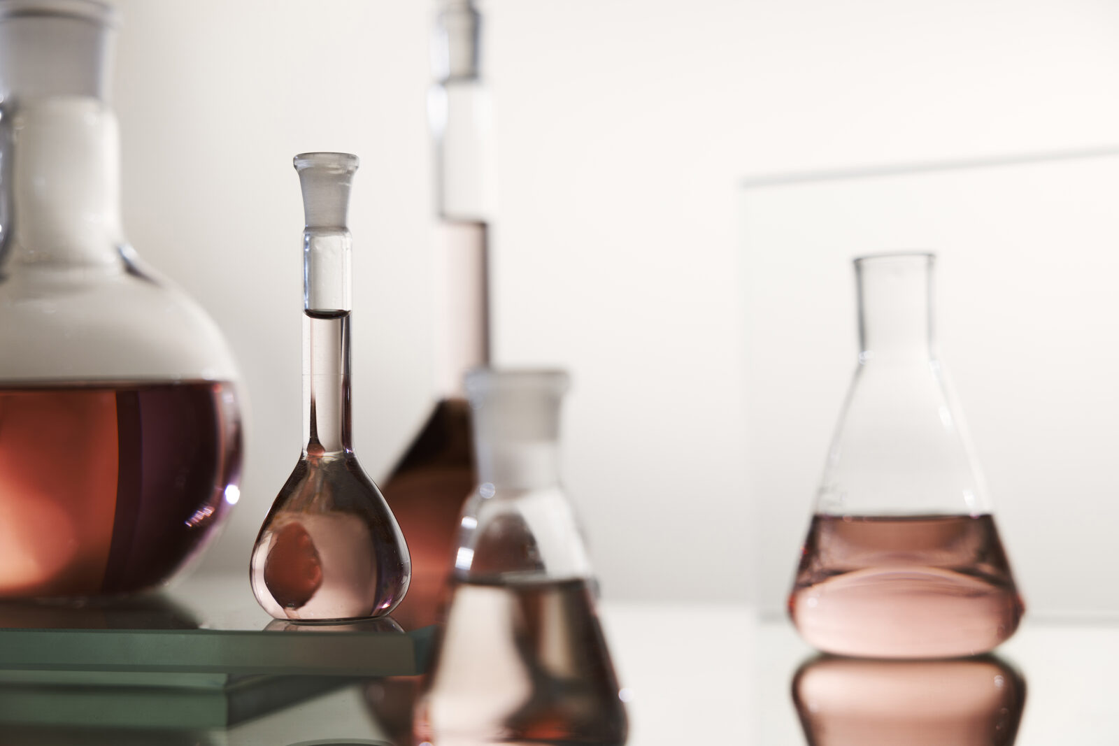 Cristalería de laboratorio con muestras